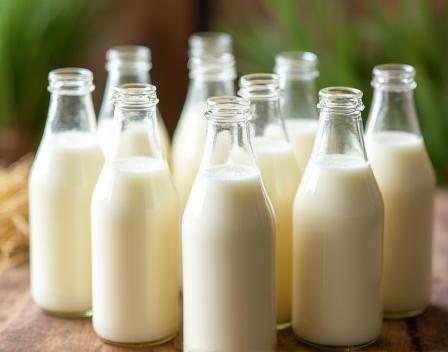 Frische Milch in Glasflaschen am Hof