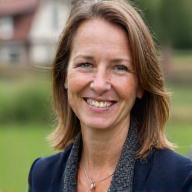 Martina Bieri, Geschäftsführerin, lächelt auf dem Hof