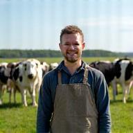 Tobias Grunder mit Milchkühen auf der Weide